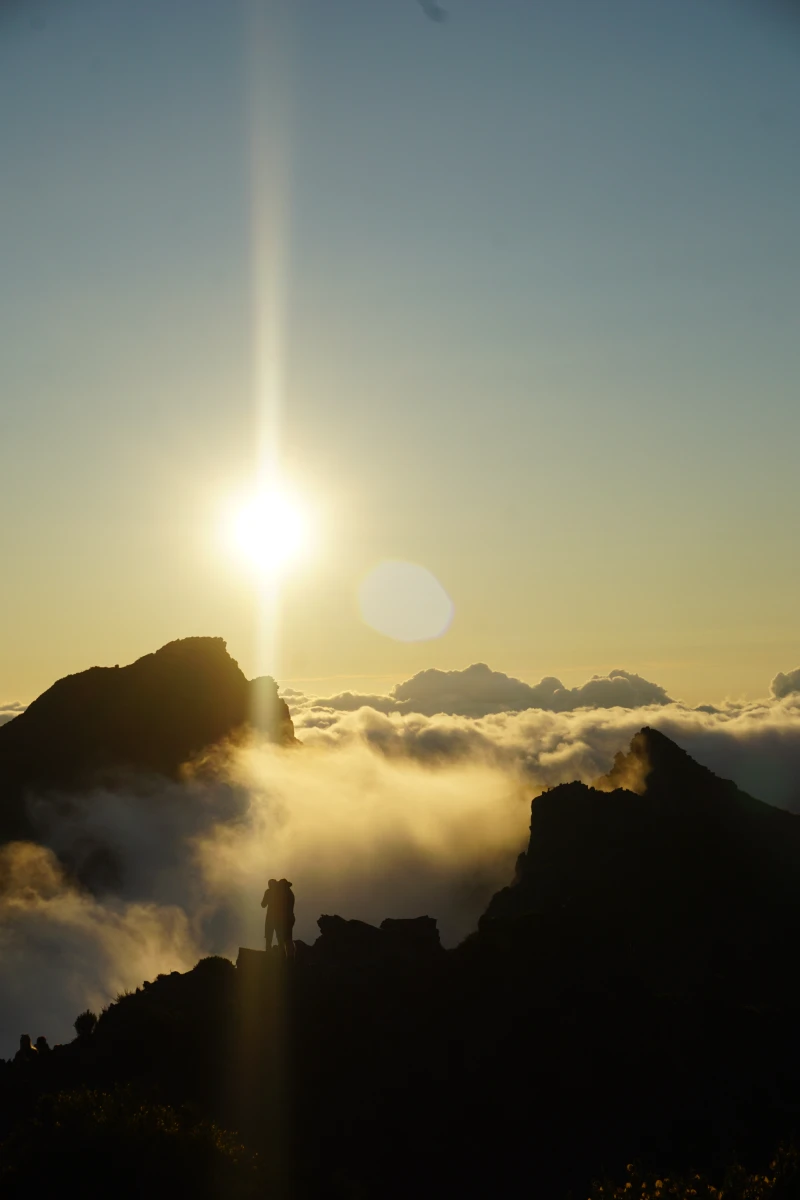 Sonnenuntergang an Berggipfeln